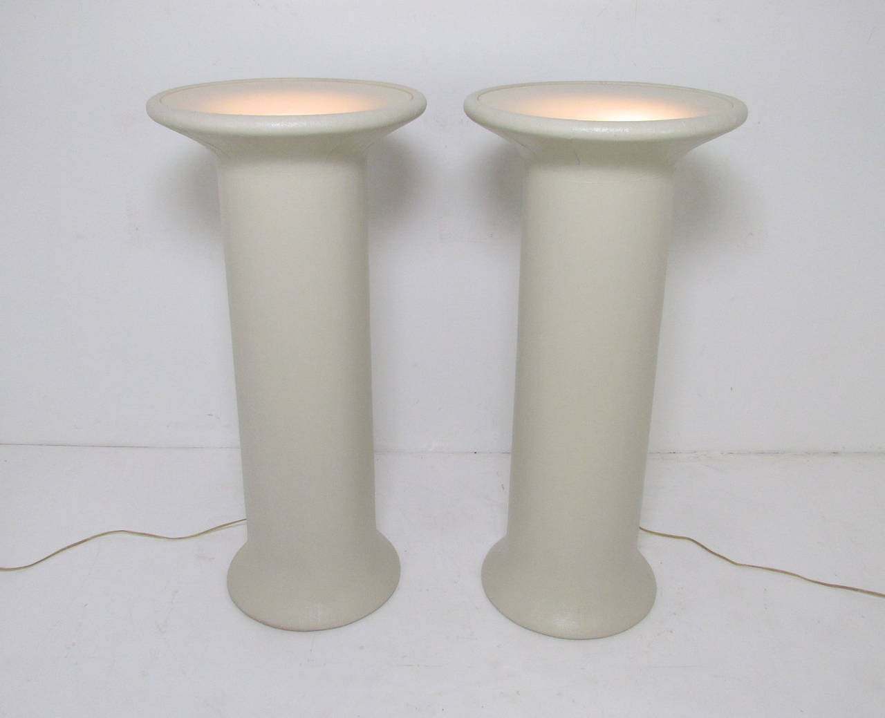 Mid-Century Modern Paire de piédestaux en lin éclairés encadrés à la manière de Karl Springer en vente