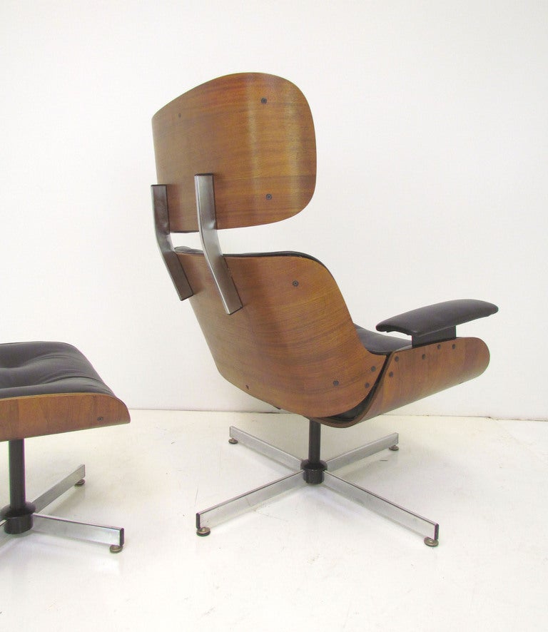 Mid-Century Leather & Walnut High Back Swivel Lounge Chair & Ottoman by Plycraft In Good Condition In Peabody, MA