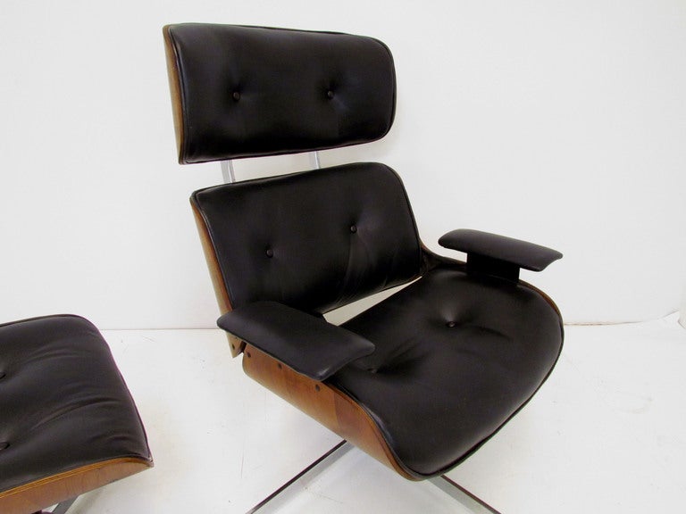 Mid-20th Century Mid-Century Leather & Walnut High Back Swivel Lounge Chair & Ottoman by Plycraft
