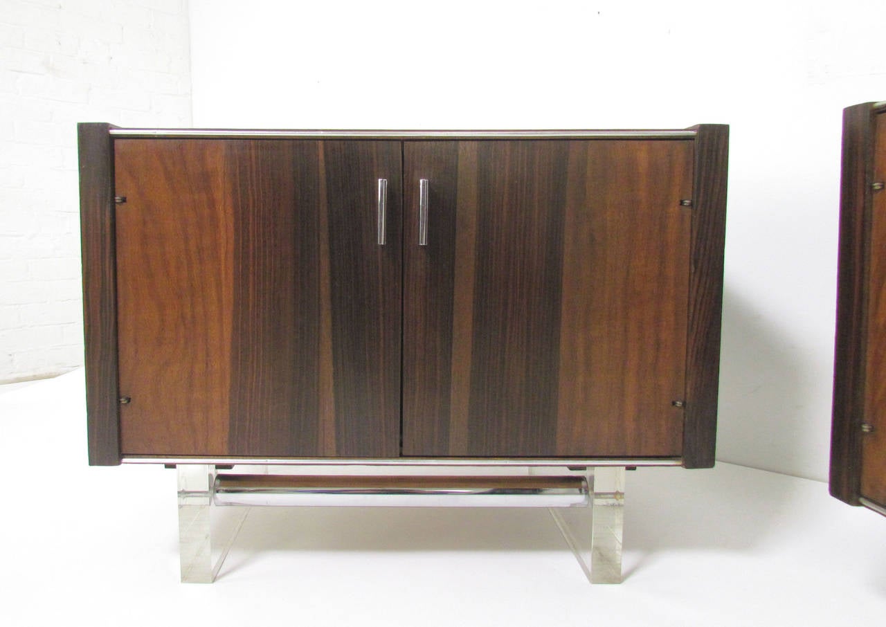 American Pair of Mid-Century Modern Nightstands in Rosewood, Chrome and Lucite