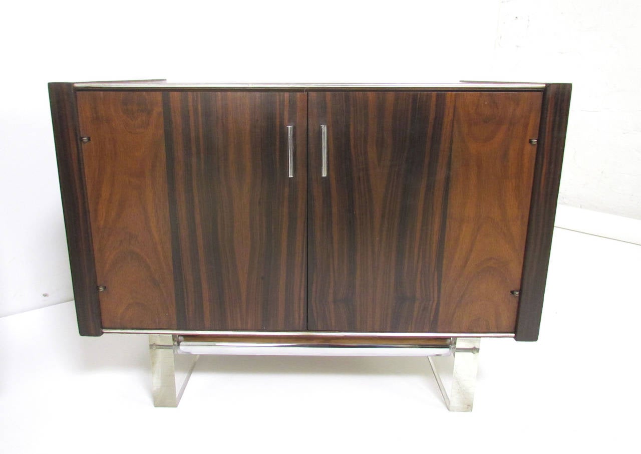 Pair of Mid-Century Modern Nightstands in Rosewood, Chrome and Lucite In Good Condition In Peabody, MA