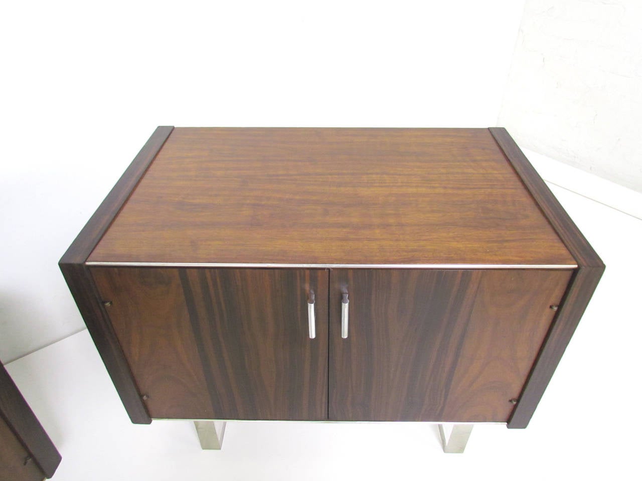 Mid-20th Century Pair of Mid-Century Modern Nightstands in Rosewood, Chrome and Lucite