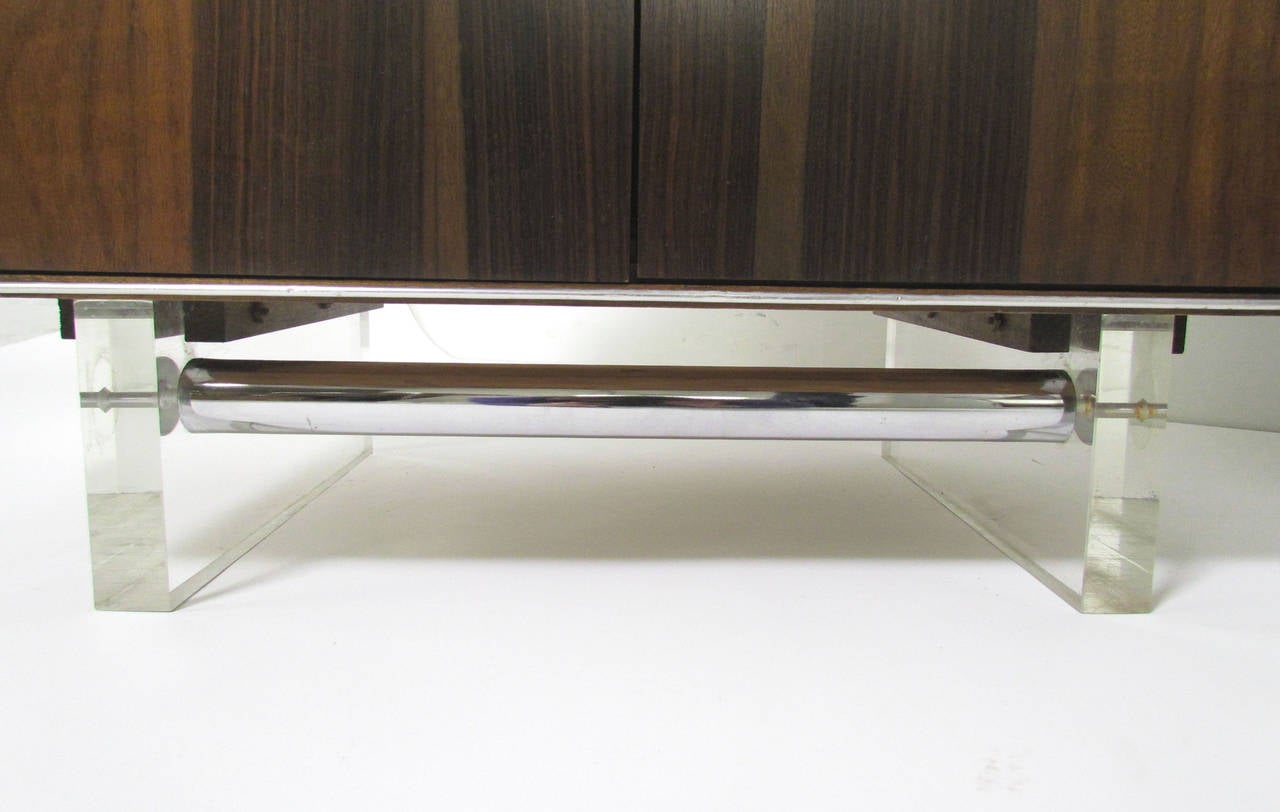 Pair of Mid-Century Modern Nightstands in Rosewood, Chrome and Lucite 3