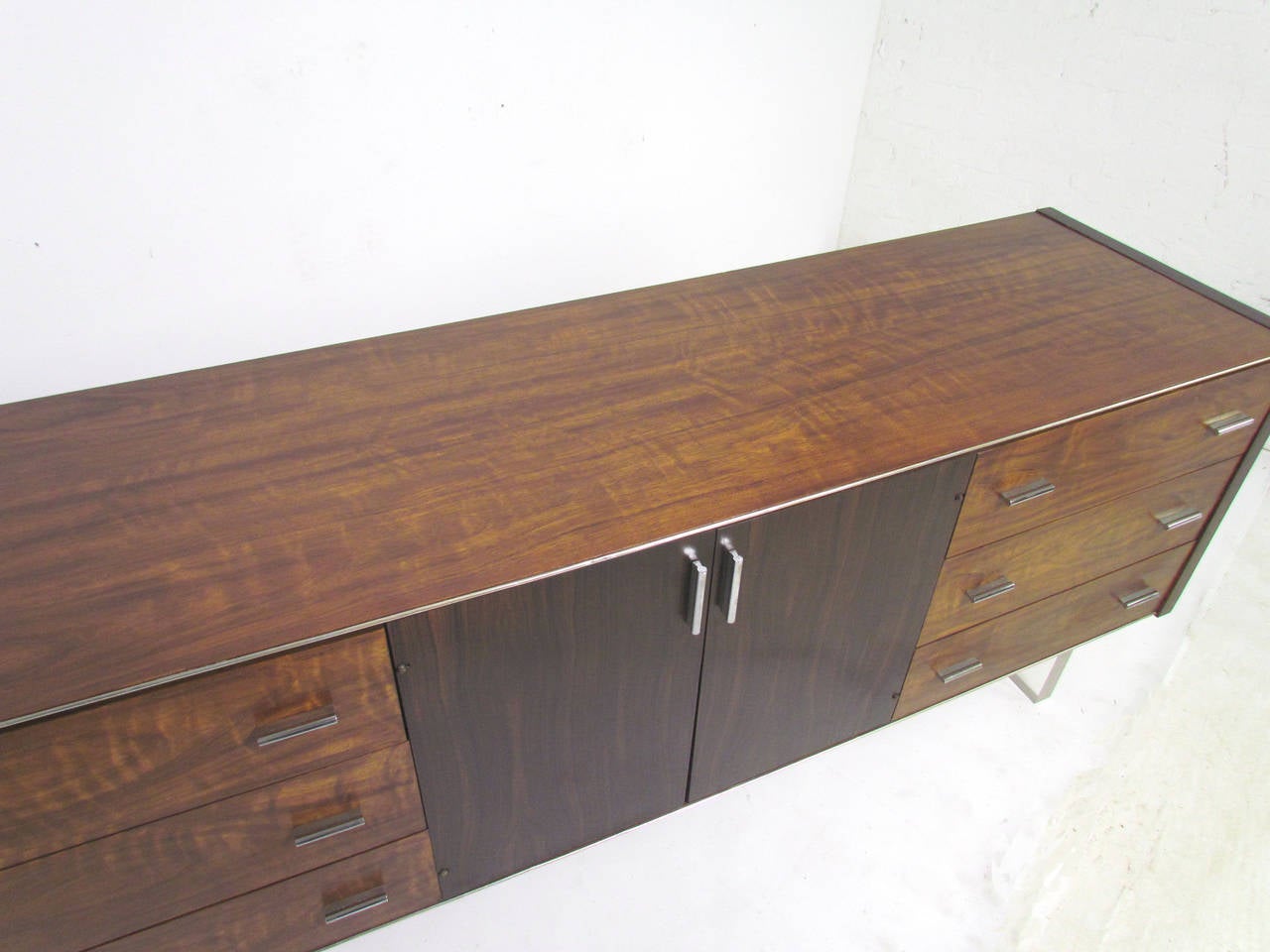 American Mid-Century Modern Nine-Drawer Dresser in Rosewood, Chrome and Lucite