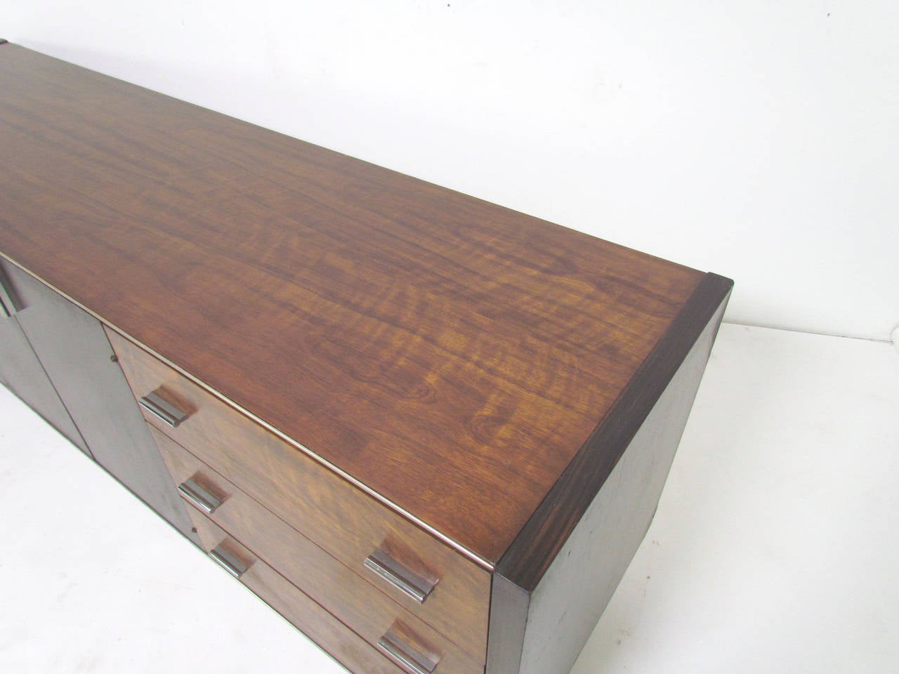 Mid-Century Modern Nine-Drawer Dresser in Rosewood, Chrome and Lucite In Good Condition In Peabody, MA