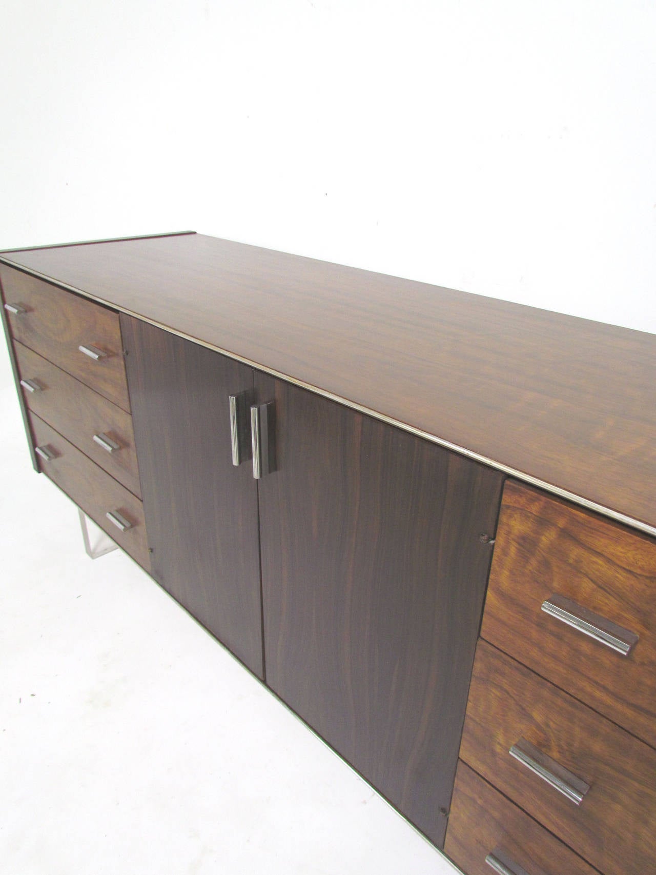 Mid-20th Century Mid-Century Modern Nine-Drawer Dresser in Rosewood, Chrome and Lucite