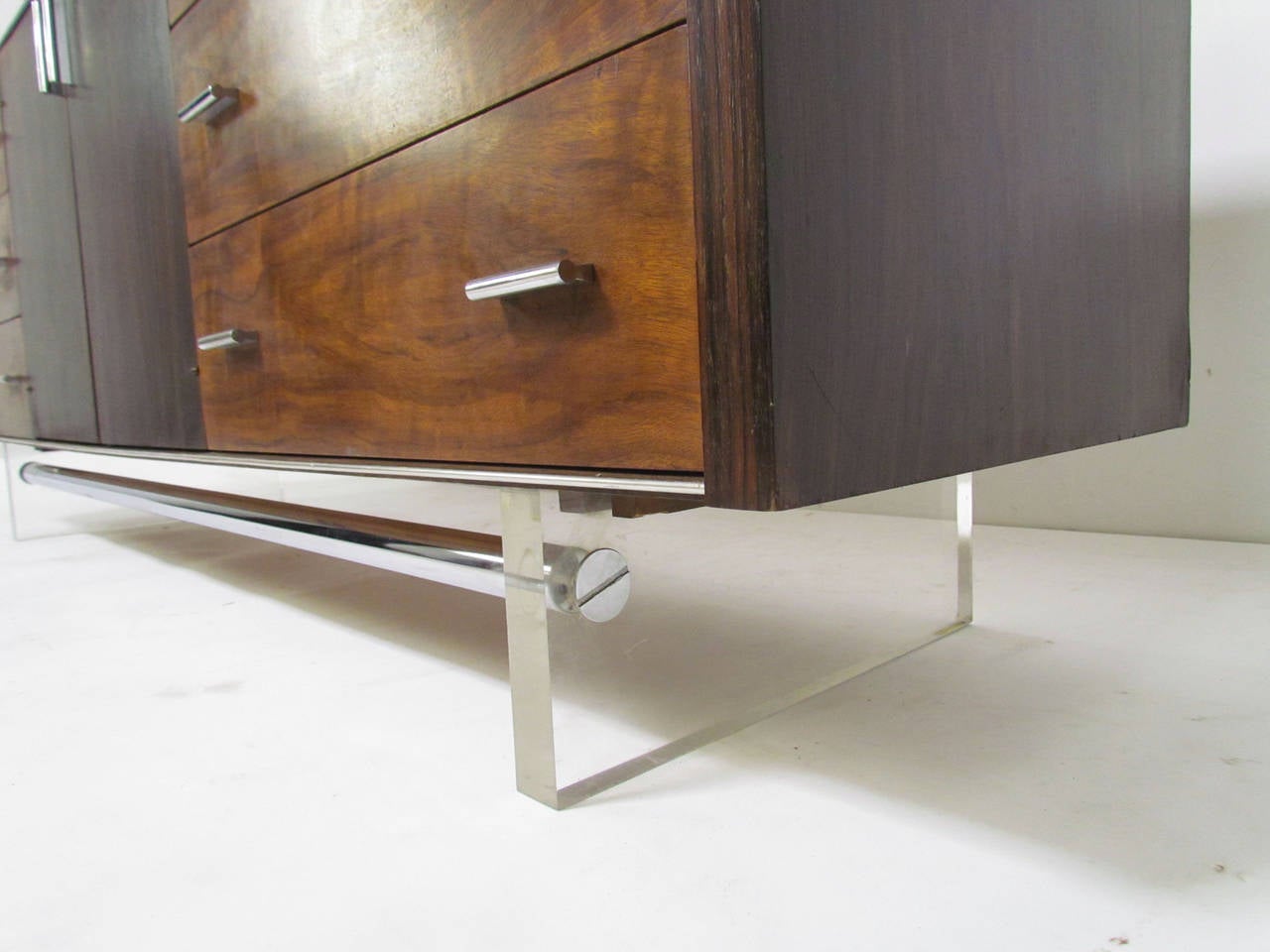 Mid-Century Modern Nine-Drawer Dresser in Rosewood, Chrome and Lucite 1