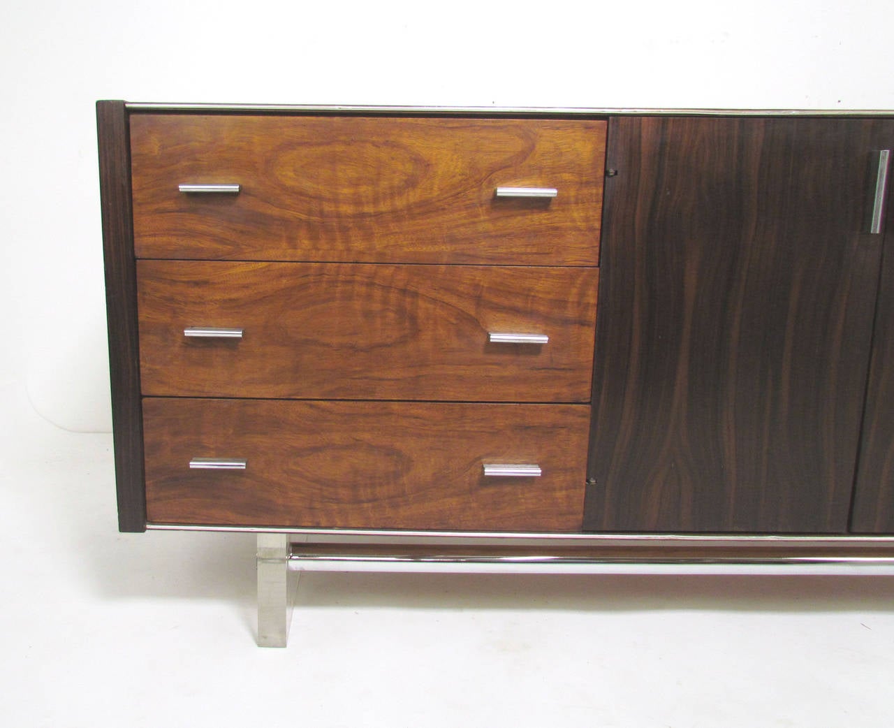 Mid-Century Modern Nine-Drawer Dresser in Rosewood, Chrome and Lucite 2