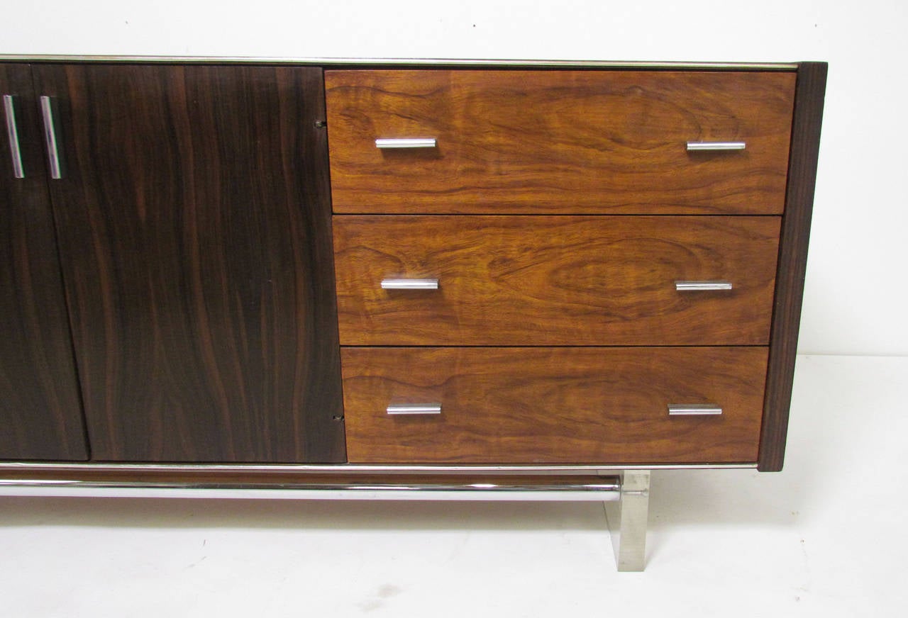 Mid-Century Modern Nine-Drawer Dresser in Rosewood, Chrome and Lucite 3
