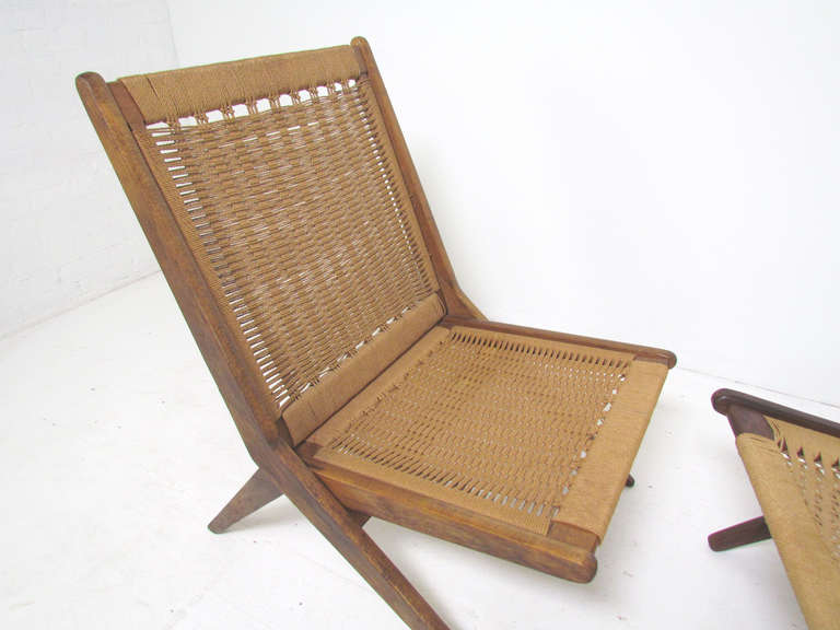 Pair of Mid-Century Modern Rope Folding Scissor Lounge Chairs ca. 1960s In Good Condition In Peabody, MA