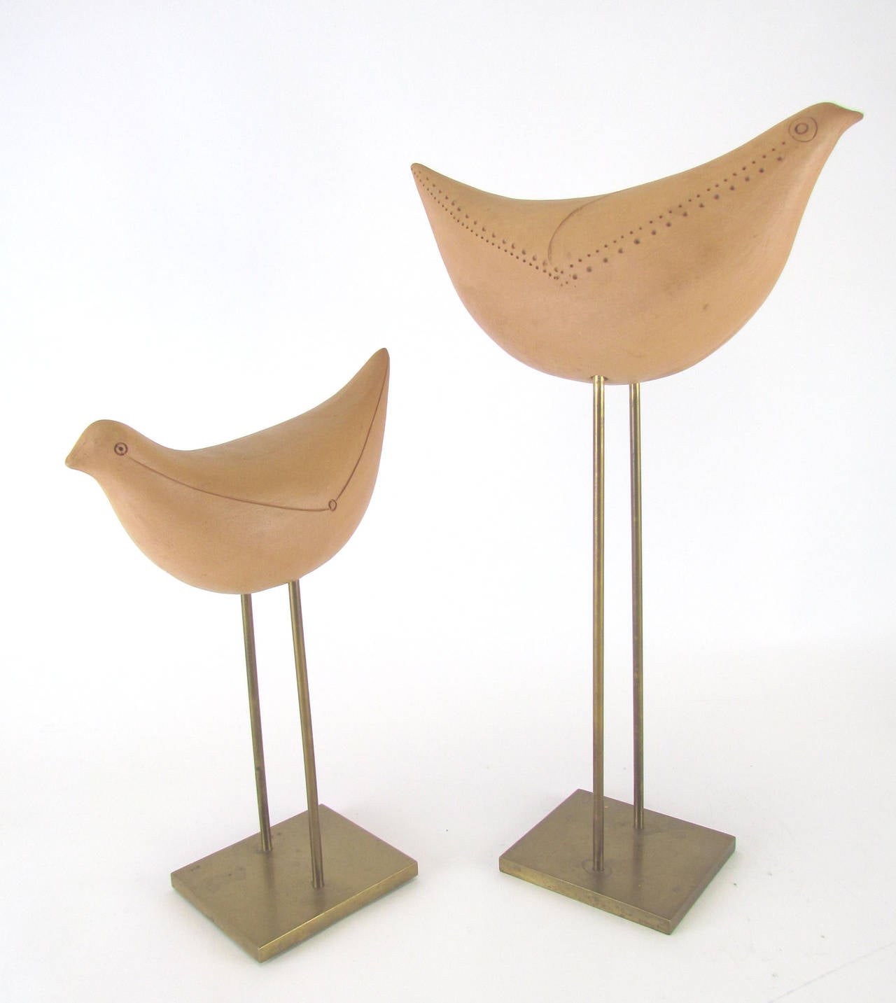 Pair of birds in unglazed terracotta with incised decoration, designed by Aldo Londi for Bitossi, Italy, circa 1960s. Rare pair of original editions with leather-like appearance.

Larger one measures 13.5