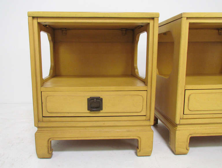 Mid-20th Century Pair of Hollywood Regency Night Stands / End Tables ca. 1960s