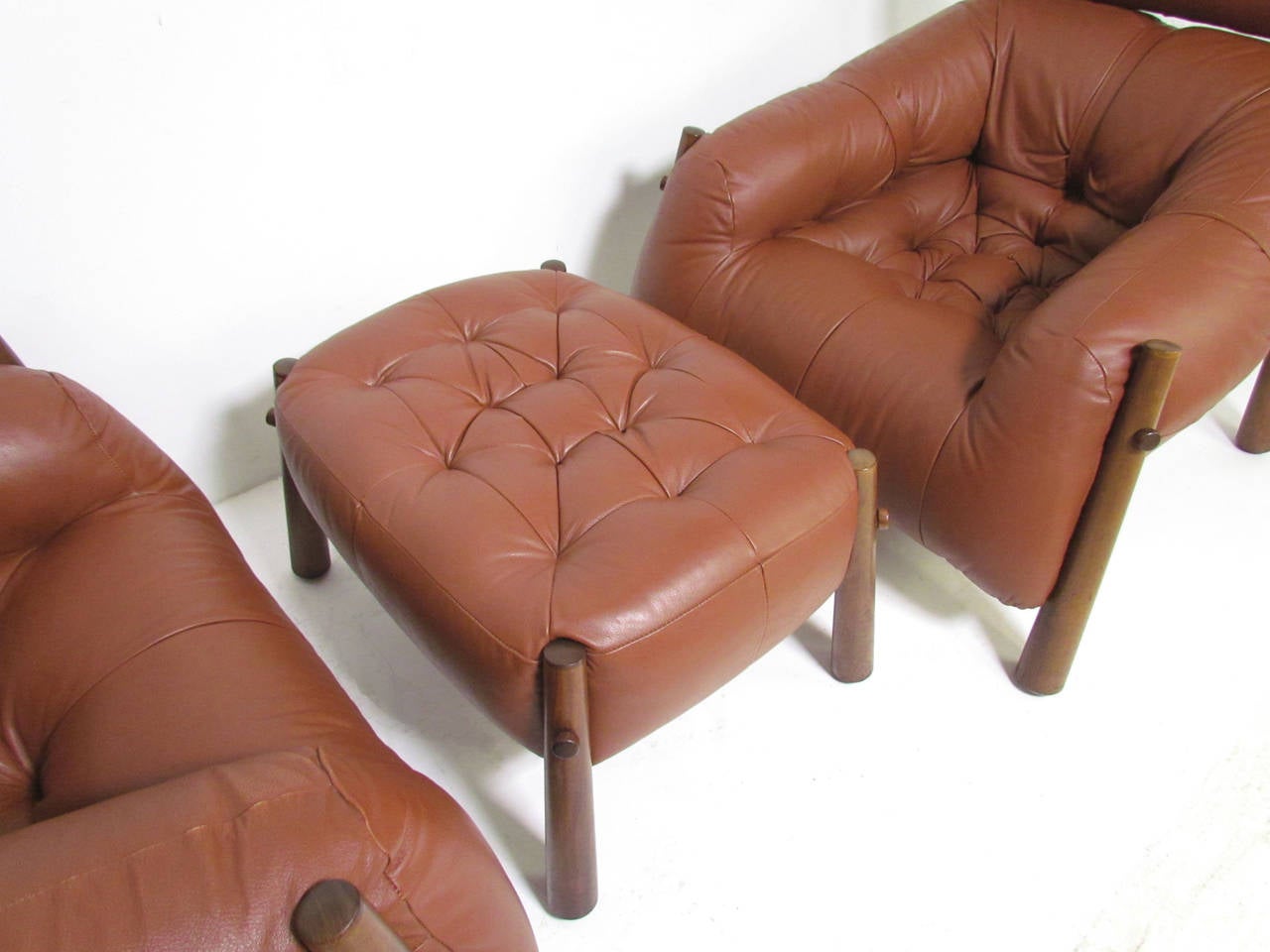 Brazilian Pair of Leather and Jacaranda Lounge Chairs and Ottoman by Lafer 4
