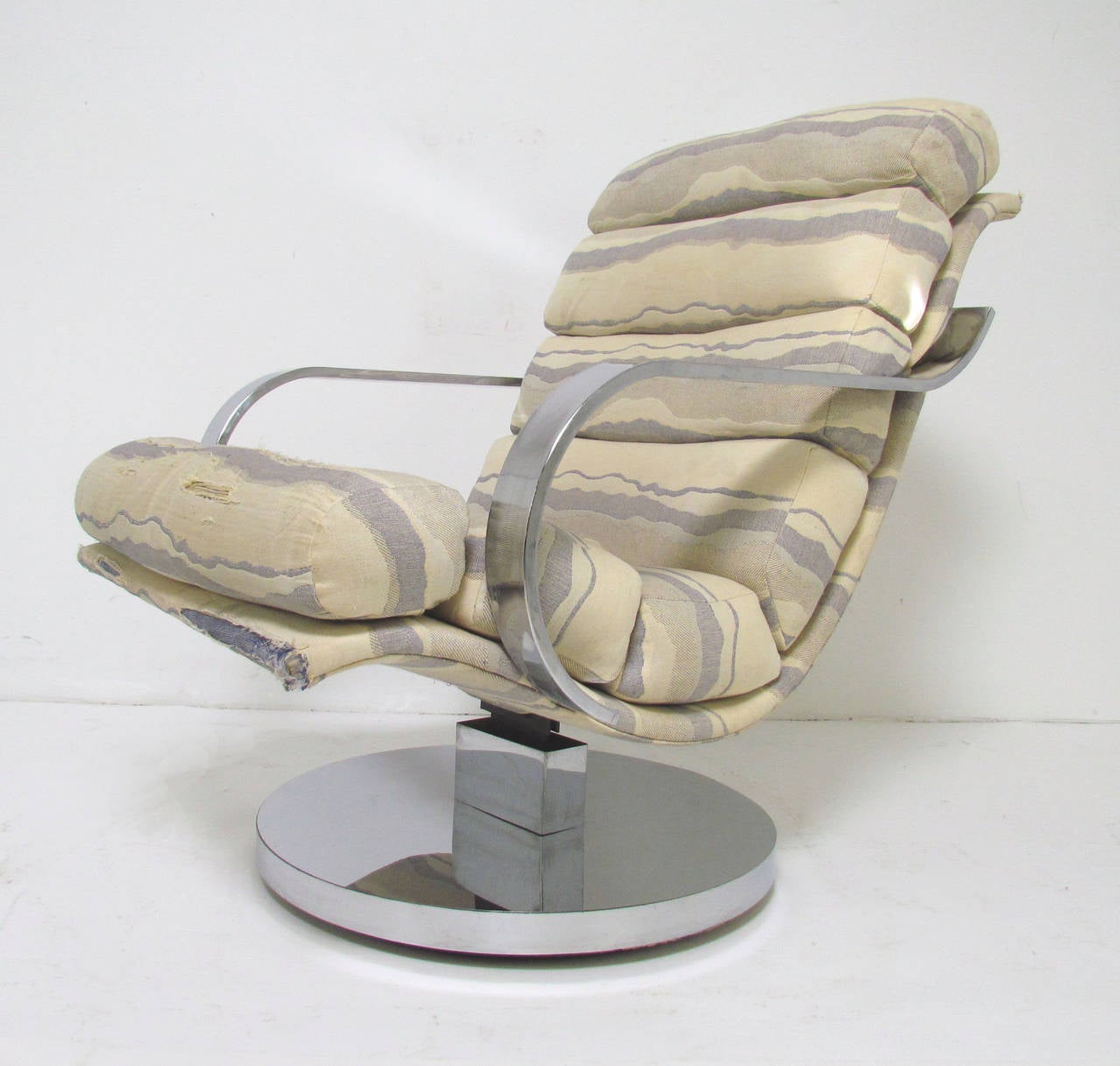 Mid-Century Modern Swivel Rocker Lounge Chair by Milo Baughman