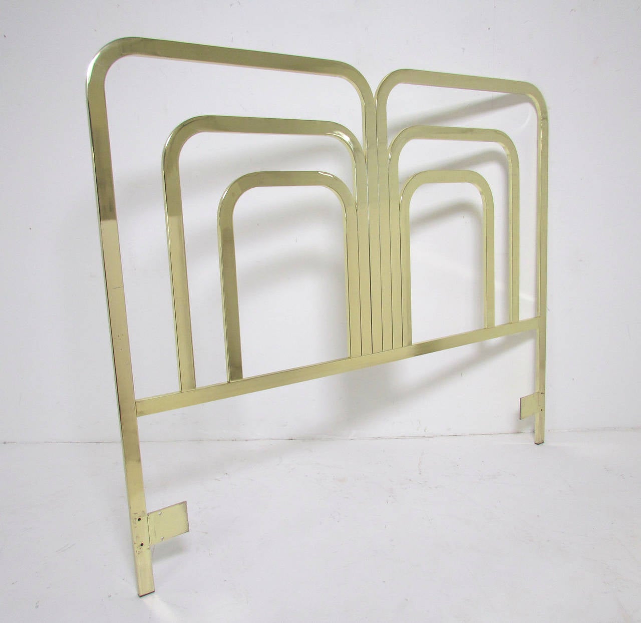 Stunning Art Deco revival style headboard for a queen size bed, in mirror polished brass. Attributed to Milo Baughman, signed DIA (Design Institute America).