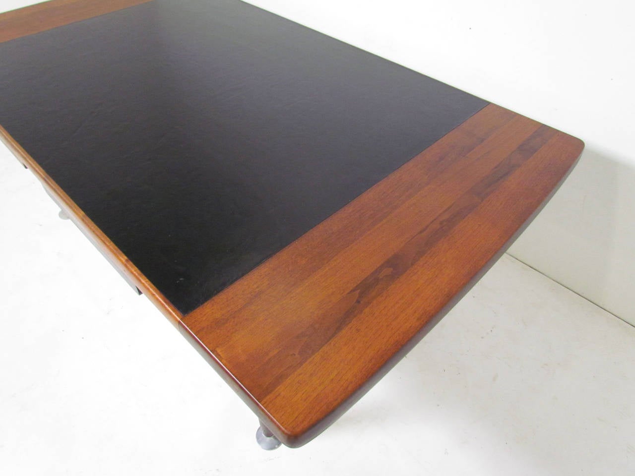 Mid-Century custom-made executive desk in walnut with leather top and leather covered pull-out extension return. Large (3.25