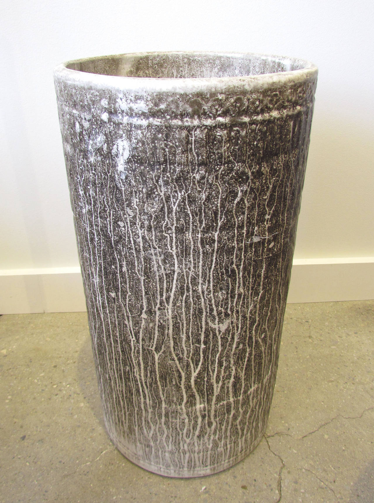 Stunning modernist American Studio pottery cylindrical umbrella stand, circa 1960s. In a masterful technique, the darker drip glaze was applied while the vessel was turned upside down, allowing it to run into forked patterns that resemble trees