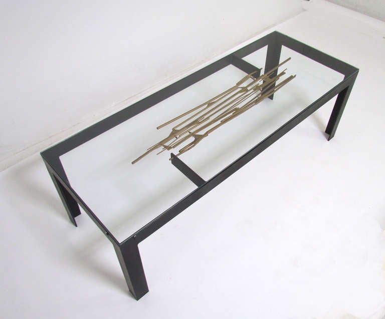 Brutalist Studio Coffee Table with Sculptural Center Element In Good Condition In Peabody, MA