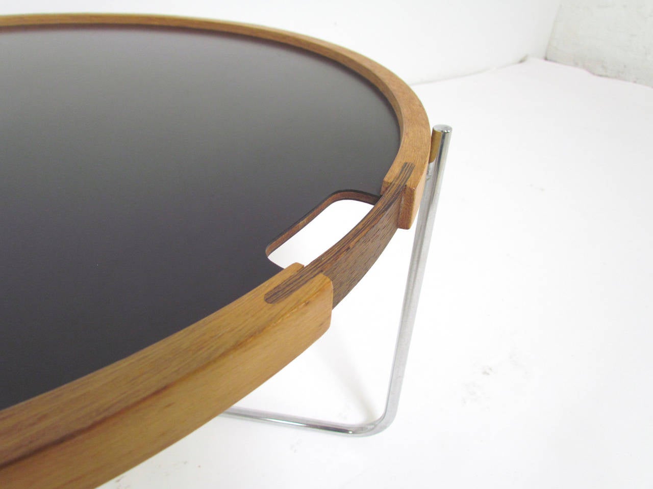 Original period occasional table with removable tray designed by Hans Wegner for GETAMA, circa early 1970s. Double sided black or white laminate surface, ringed in oak, with a wenge wood handle. Chromed steel base folds for easy storage.