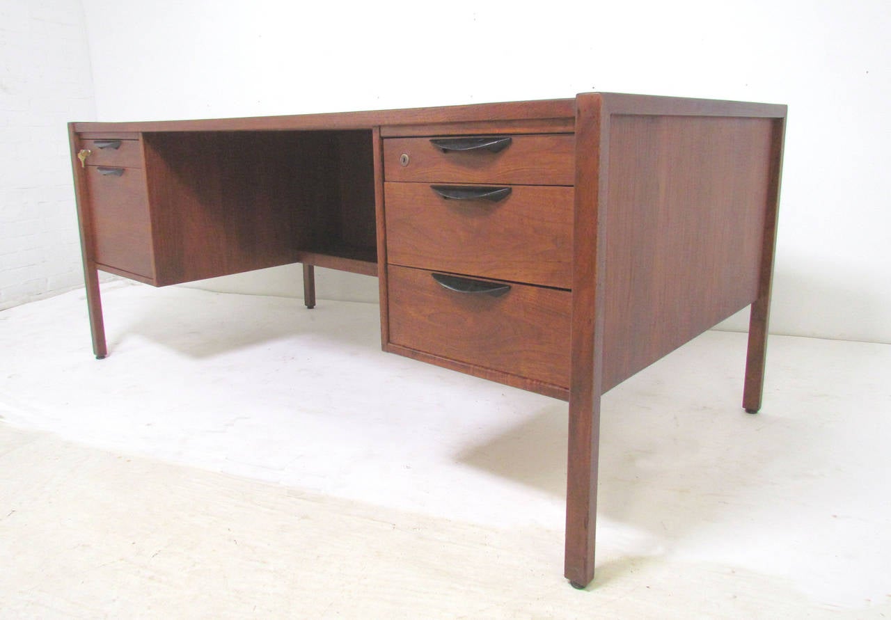 Large Mid-Century Modern executive desk in walnut by Jens Risom, circa 1960s, with key for top left drawer and a deep drawer for hanging files.