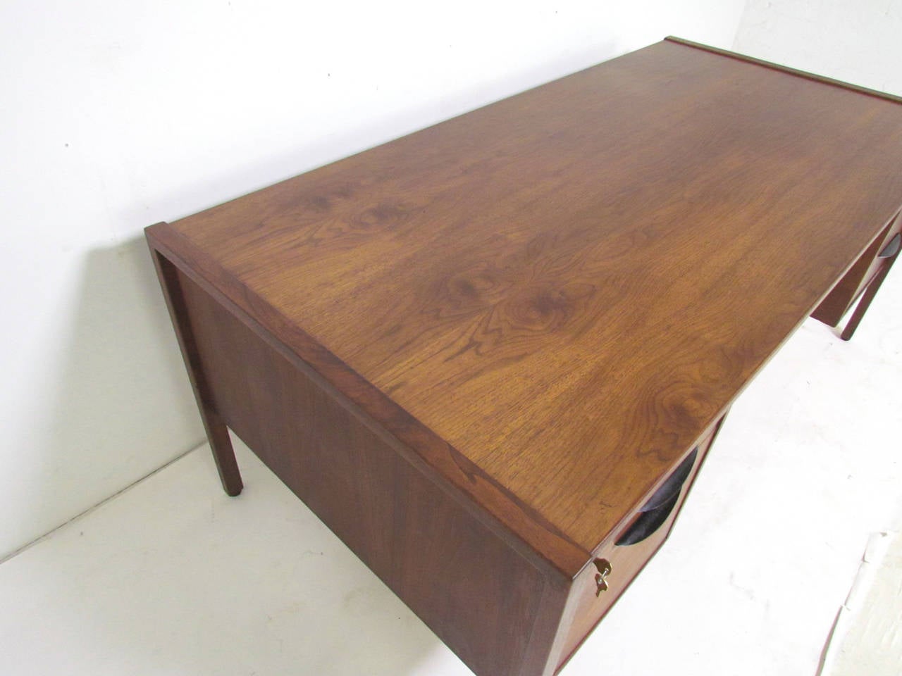 Mid-Century Modern Executive Desk by Jens Risom In Good Condition In Peabody, MA