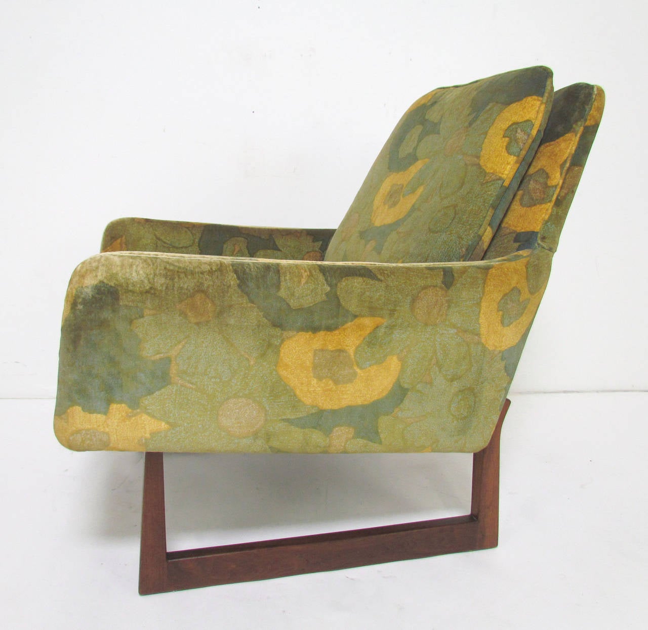 Large-scale lounge chair with flared arms and walnut base by Jens Risom, circa 1960s. Original upholstery (and missing seat cushion) needs replacing, but we feel this fairly rare sculptural form is well worthy of restoration.
    