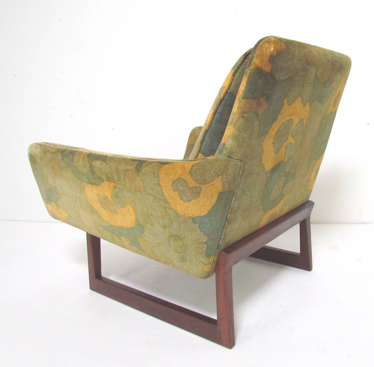 Rare Lounge Chair with Flared Arms by Jens Risom In Good Condition In Peabody, MA