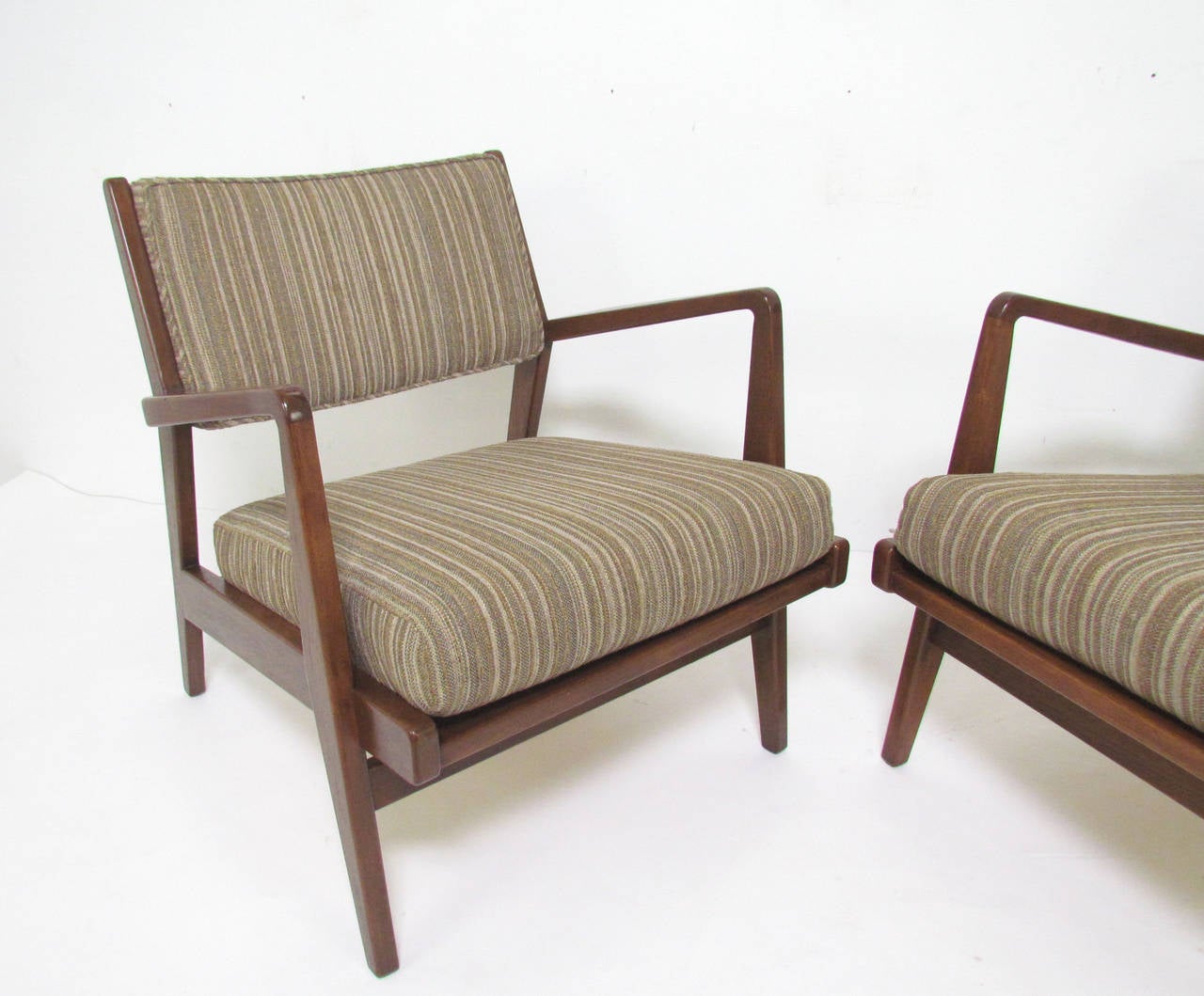 Classic pair of Mid-Century armchairs in walnut and original upholstery by Jens Risom for Jens Risom Design.