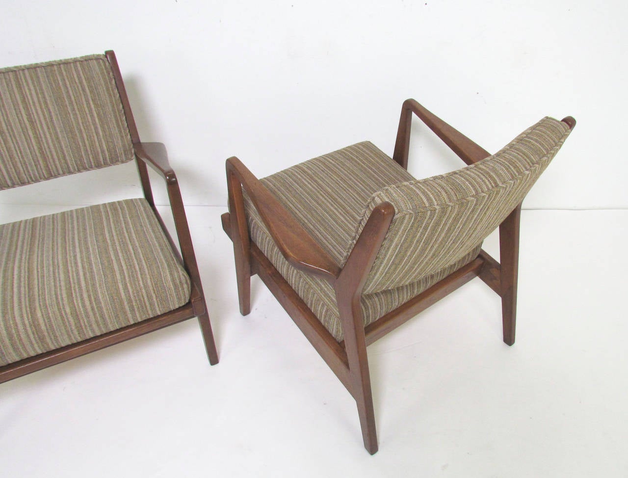 Classic Pair of Mid-Century Modern Lounge Armchairs by Jens Risom 1