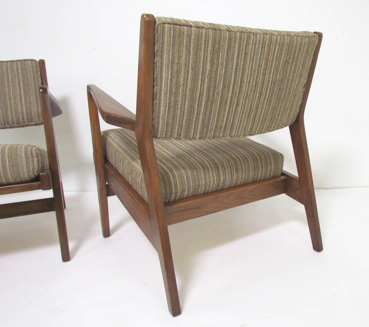 Upholstery Classic Pair of Mid-Century Modern Lounge Armchairs by Jens Risom