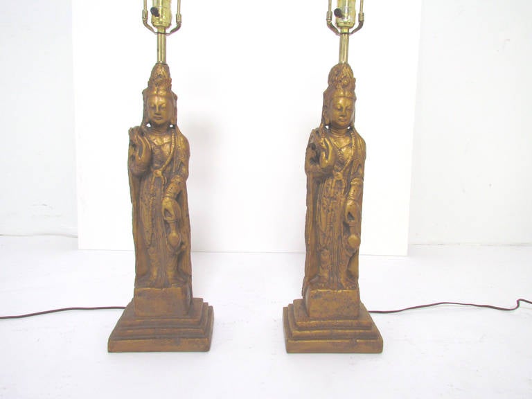 Paire de lampes de table en forme de bouddha debout, en finition dorée d'origine, par Westwood Lamp Co, vers les années 1950.  Les abat-jours sont illustrés à des fins de proportion et d'échelle et ne sont pas inclus.

La hauteur jusqu'au sommet