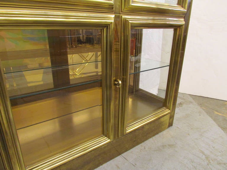 Hollywood Regency Lighted Display Cabinet or Vitrine in Brass by Mastercraft In Good Condition In Peabody, MA