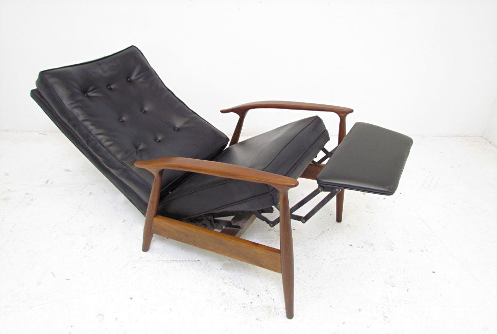 Walnut Reclining Lounge Chair by Milo Baughman for Thayer-Coggin