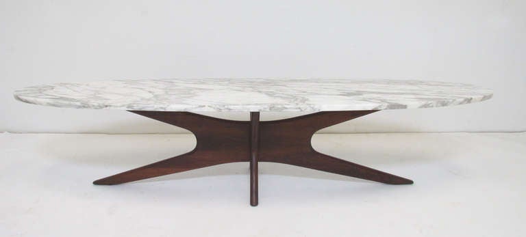 Mid-century modern coffee table with large surfboard top in Italian marble, on sculptural walnut 