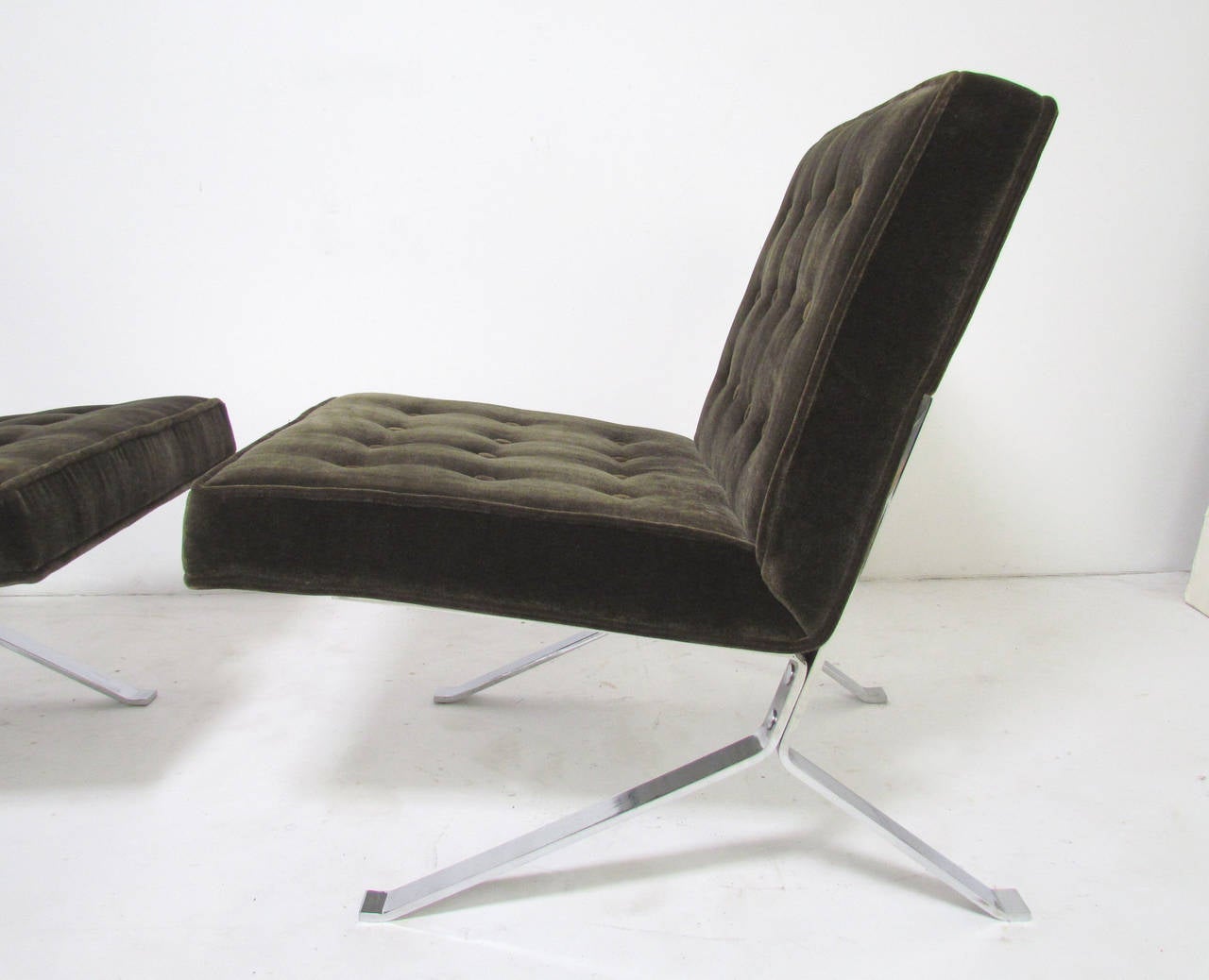 Pair of Cantilever Lounge Chairs in Chrome and Mohair, circa 1960s In Good Condition In Peabody, MA