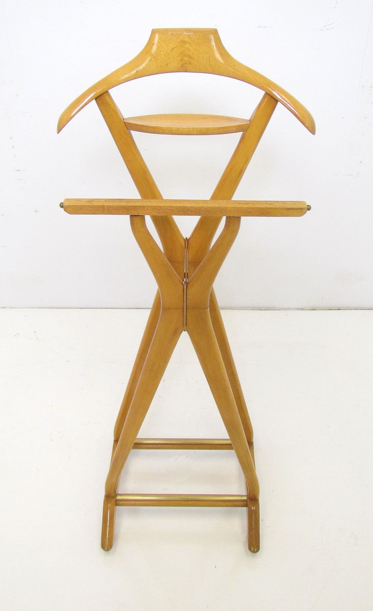 Classic gentleman's valet stand in beech wood designed by Ico Parisi for Fratelli Reguitti, Italy, ca. 1960s. Includes coat hanger, rail to drape pants, telescoping rods for ties, and a tray for accessories, Shoes can be placed at the lower rack