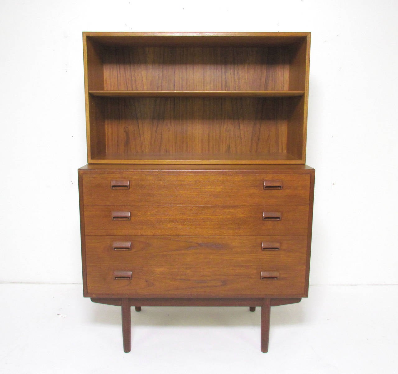 Teak four-drawer dresser with top open shelving unit by Børge Mogensen for Søborg Møbelfabrik, Denmark, circa 1950s. The chest can be used without the shelving unit if desired, and or the shelving unit can be wall-mounted above.