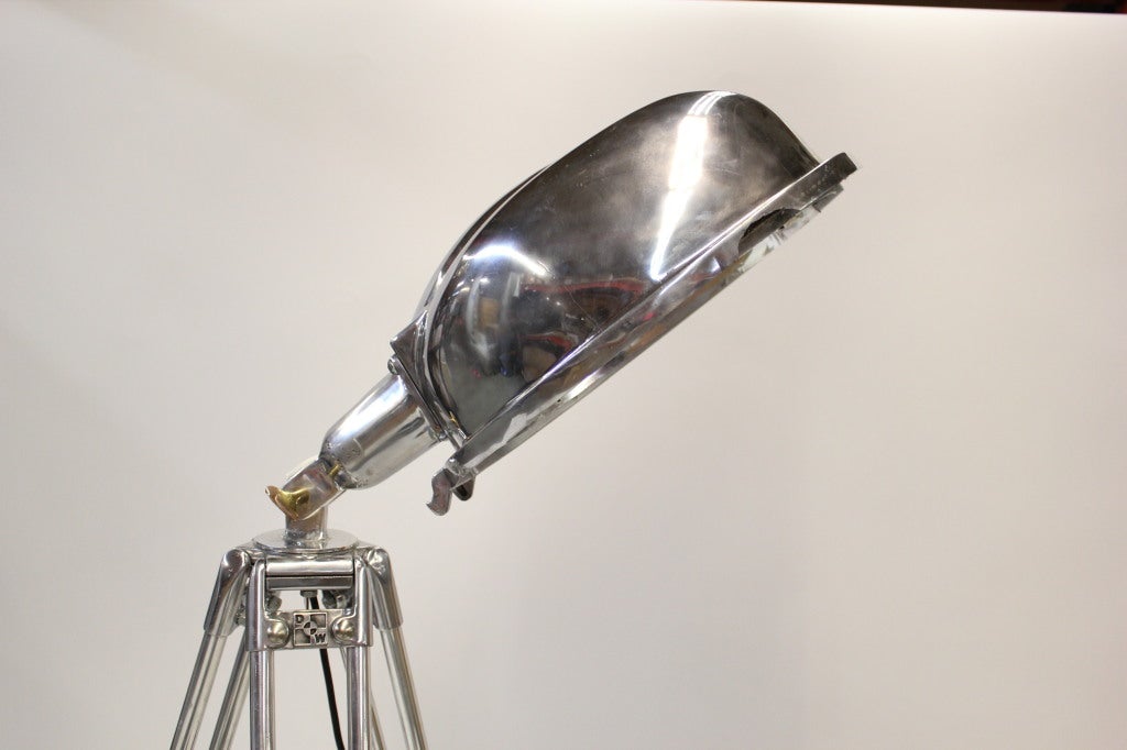 Revere Electric Tripod Photo Light In Good Condition For Sale In New York, NY