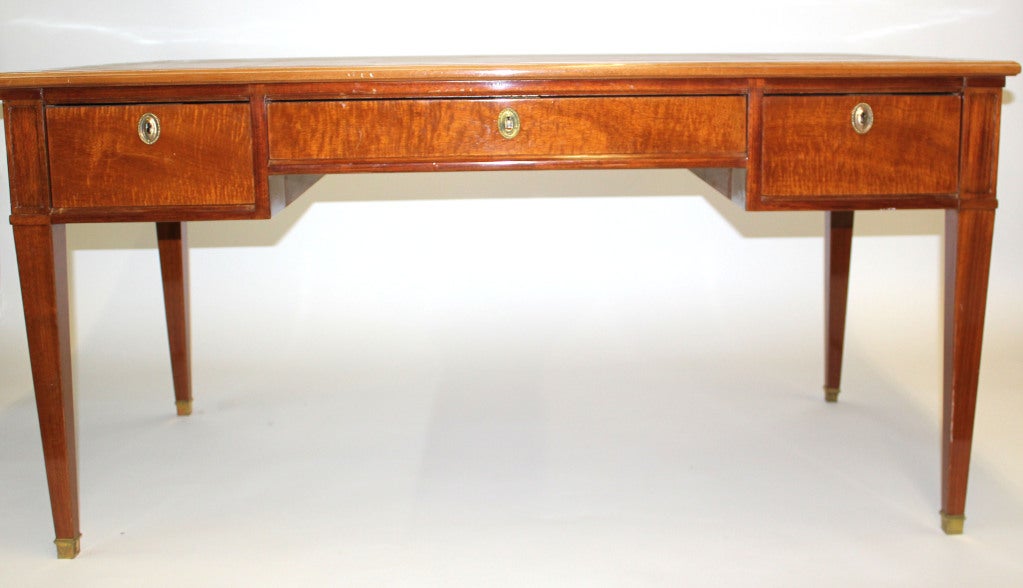 Figured Mahogany and Leather Top Writing Desk In Excellent Condition For Sale In New York, NY