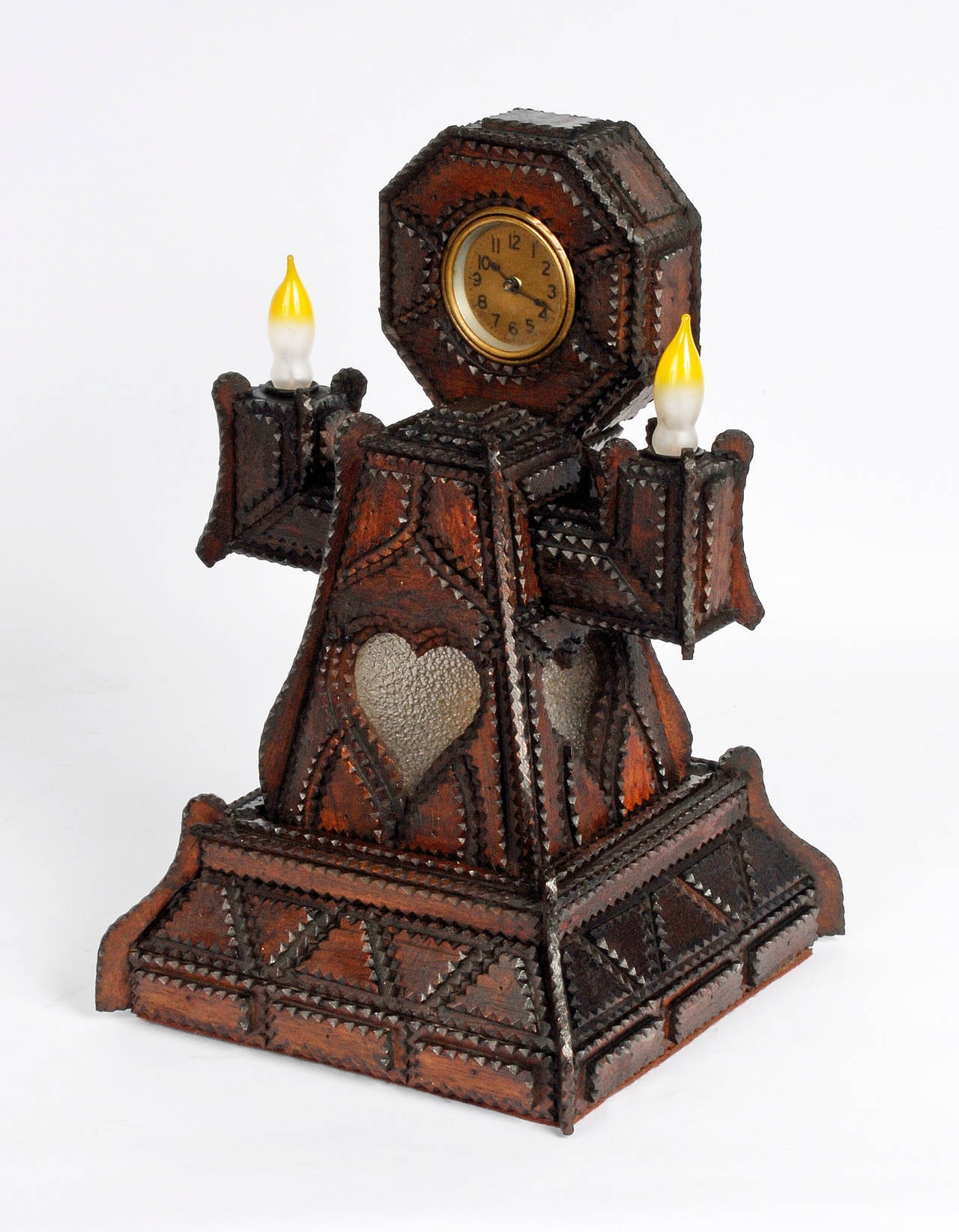 Tramp Art Lamp with Clock & Hearts In Excellent Condition For Sale In Manalapan, NJ