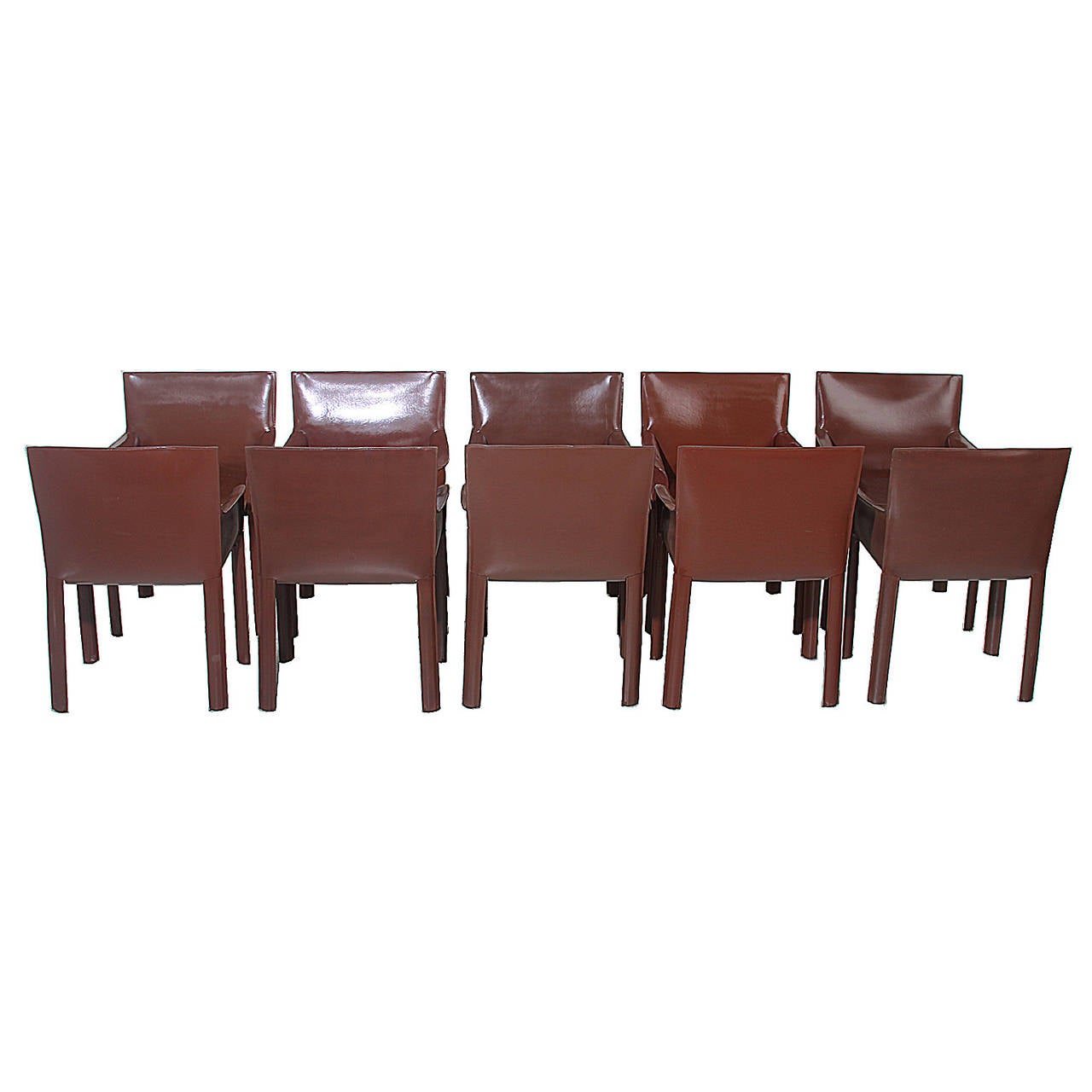 Ein schöner Satz von zehn Esszimmerstühlen aus Brasilien. Diese Sessel sind sehr einfach gestaltet und haben ein elegantes Aussehen. Die Stühle bestehen aus einem Stahlrahmen, der mit tabakfarbenem Leder in Gürteldicke überzogen ist. 

Diese
