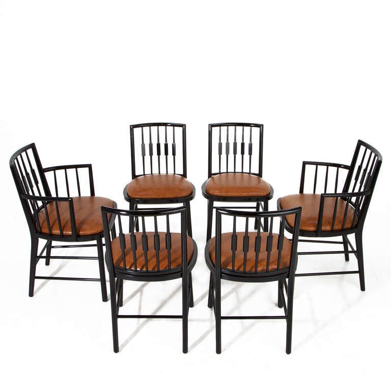 Ensemble de 6 chaises de salle à manger à dossier fuseau de Baker. Deux fauteuils de tête ont des bras.  

Profondeur du siège = 17
