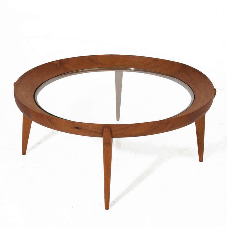 Mid-20th Century Round Solid Sculptural Caviuna Wood Coffee Table by Giuseppe Scapinelli For Sale