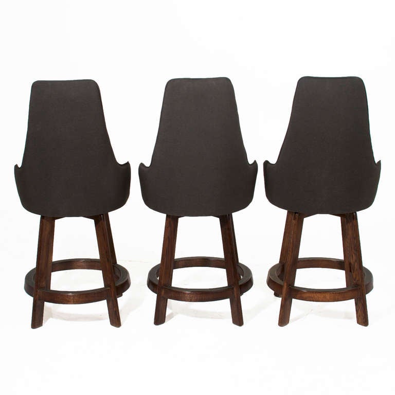 Three Vintage Swivelling High Back Bar Stools In Good Condition For Sale In Los Angeles, CA