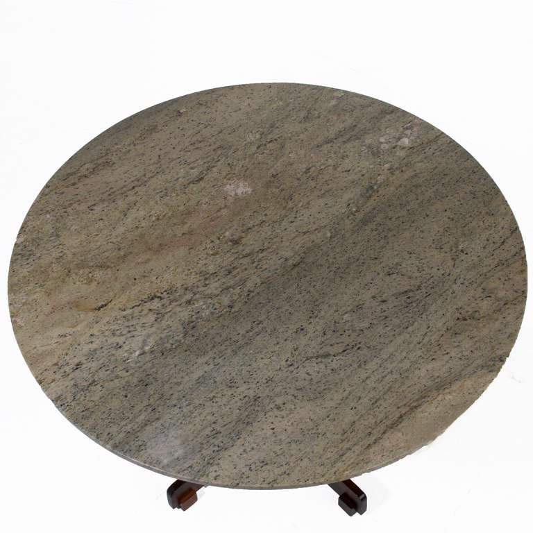 Brésilien Table de salle à manger en palissandre brésilien avec plateau rond en granit