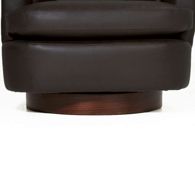 Mid-20th Century Pair of Brown Leather Club Armchairs with Dark Grain Wood Swivel Bases For Sale