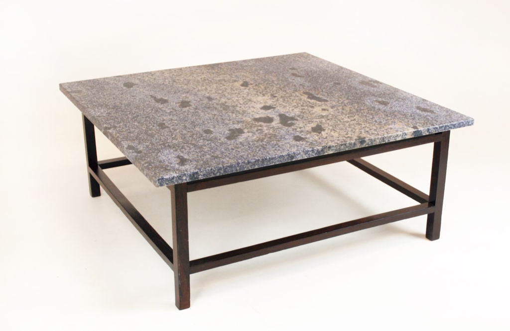 Table basse en granit bleu océan et bois de rose