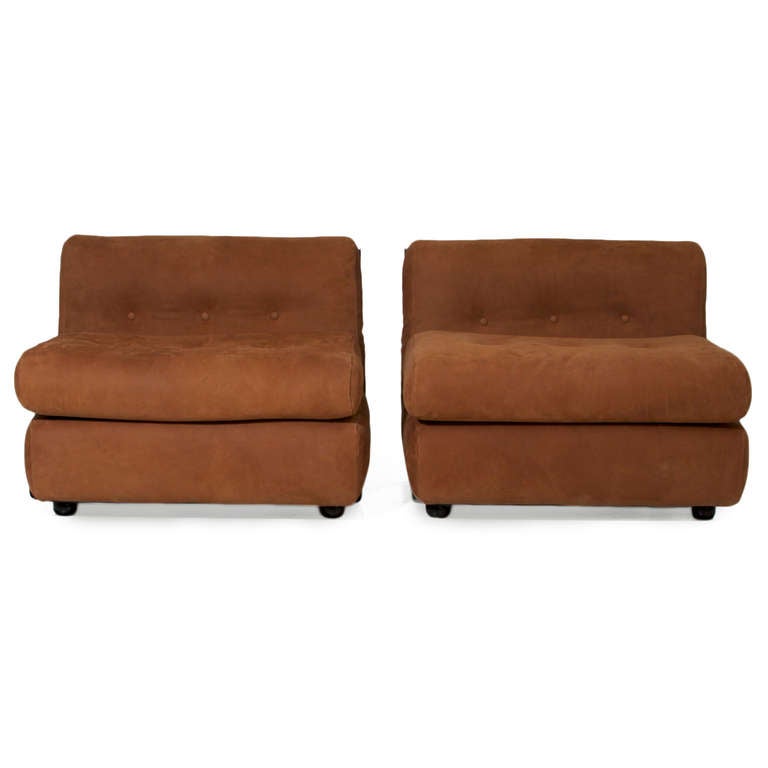 American Pair of Tufted Suede Ebonized Fiberglass Lounge Chairs Attributed Metropolitan For Sale