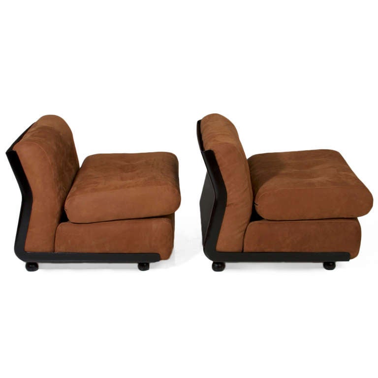 Pair of Tufted Suede Ebonized Fiberglass Lounge Chairs Attributed Metropolitan In Good Condition For Sale In Los Angeles, CA