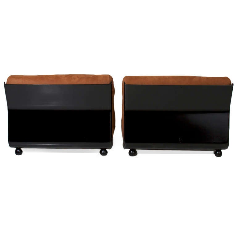 Mid-20th Century Pair of Tufted Suede Ebonized Fiberglass Lounge Chairs Attributed Metropolitan For Sale